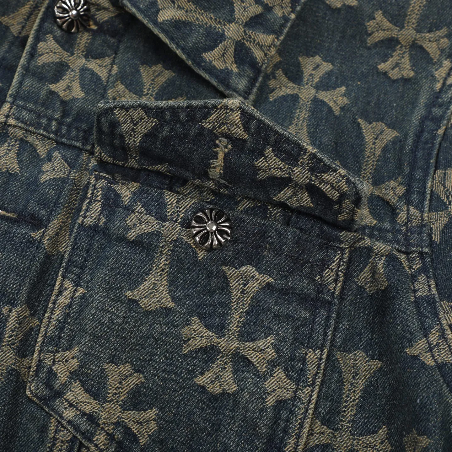 P260 Chrome Hearts heavy denim jacket with double-sided LOGO jacquard concealed print, the same model as the Internet celebrity star. The cross-printed denim jacket has a unique cross design element and full printing, which is full of design. It is made of 100% denim cotton fabric with heavy coarse yarn count, which ensures a stiff and tough silhouette while being soft, comfortable and breathable. The lapel is designed with silver buttons and is full of texture. The classic white cross logo is all over the dress, making it a perfect versatile style for spring and summer! Customized jacquard fabric, you can wear it in various styles. This gender-neutral shirt is a must-have for nightclubs. It can be worn as a jacket for both men and women. It can be easily worn by both men and women! The original loose version is made of high-quality pure cotton fabrics. The fabric pattern is high-definition and delicate without burrs. It is comfortable and breathable to wear. All the buttons are molded and customized. It is casual and fashionable and can be matched with any bottoms. It can be windproof and sunproof in spring and summer. It can be worn outside in autumn and winter! Easily concave shape makes you look slimmer and taller, perfect for both men and women!  Size: S–XL Color: blue